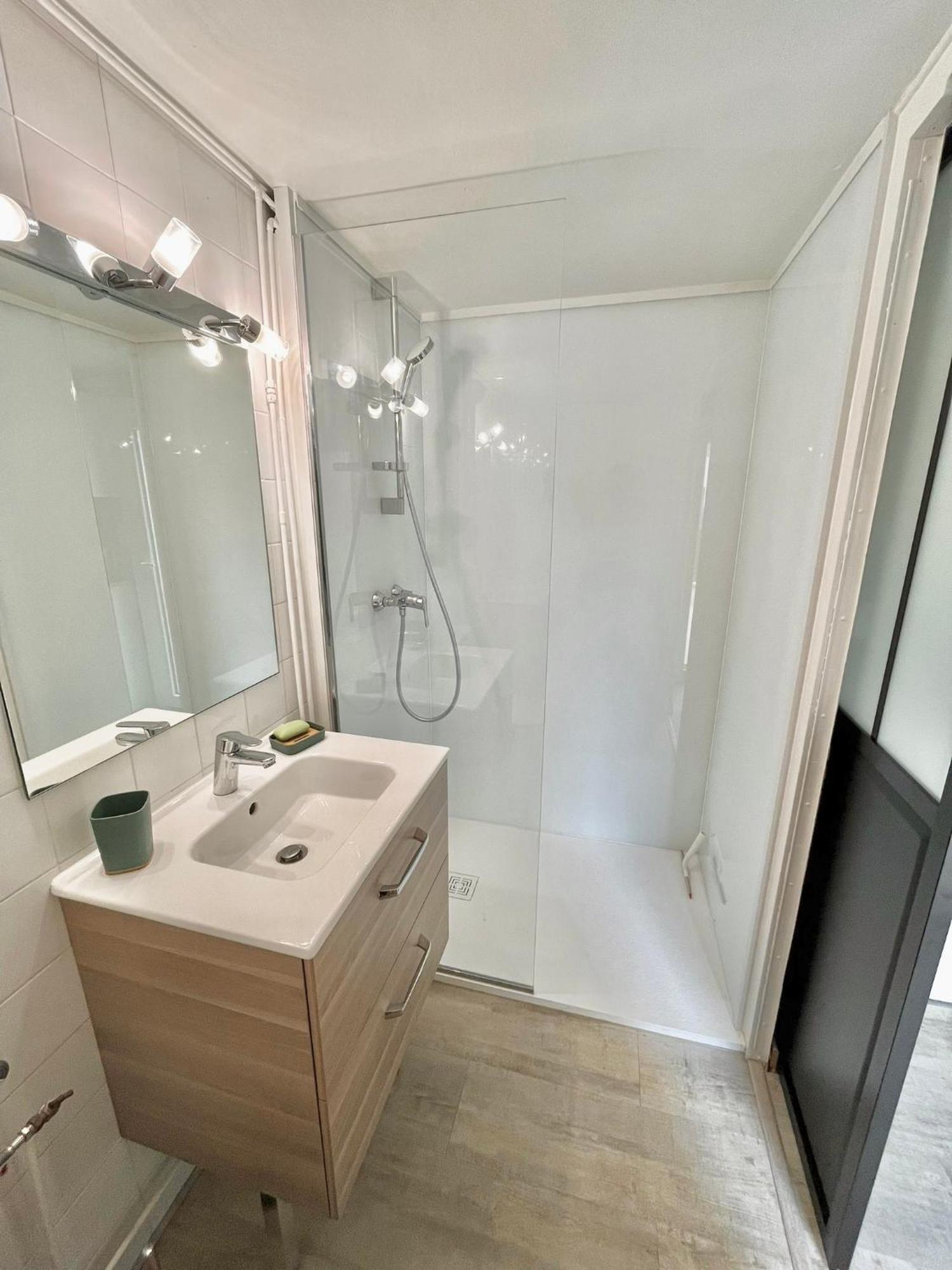 Séjour chez l'habitant Avec Cuisine, Salle De Bain Et Garage Prive Proximite 24h